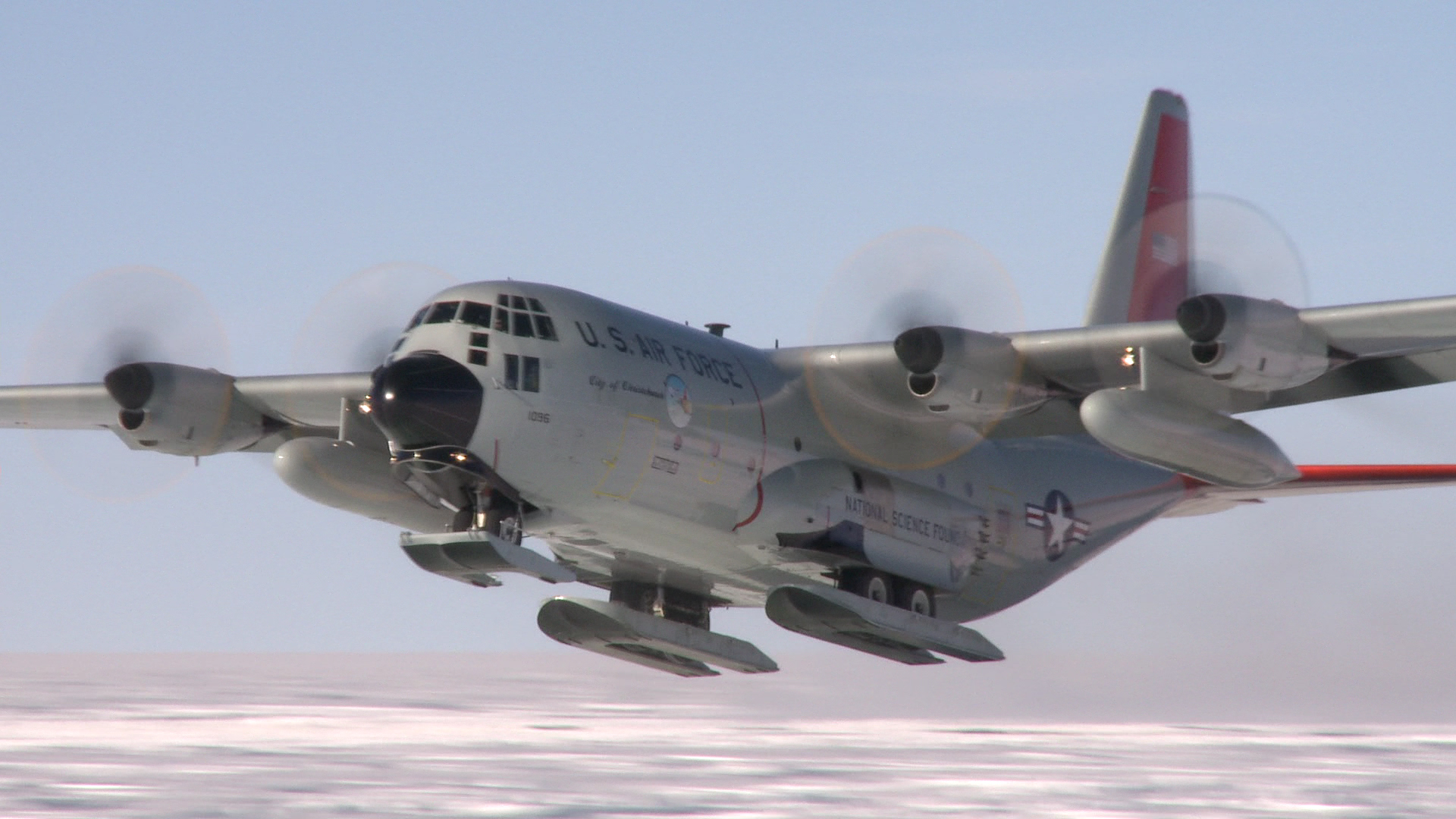 Hercules plane take-off from the ice sheet