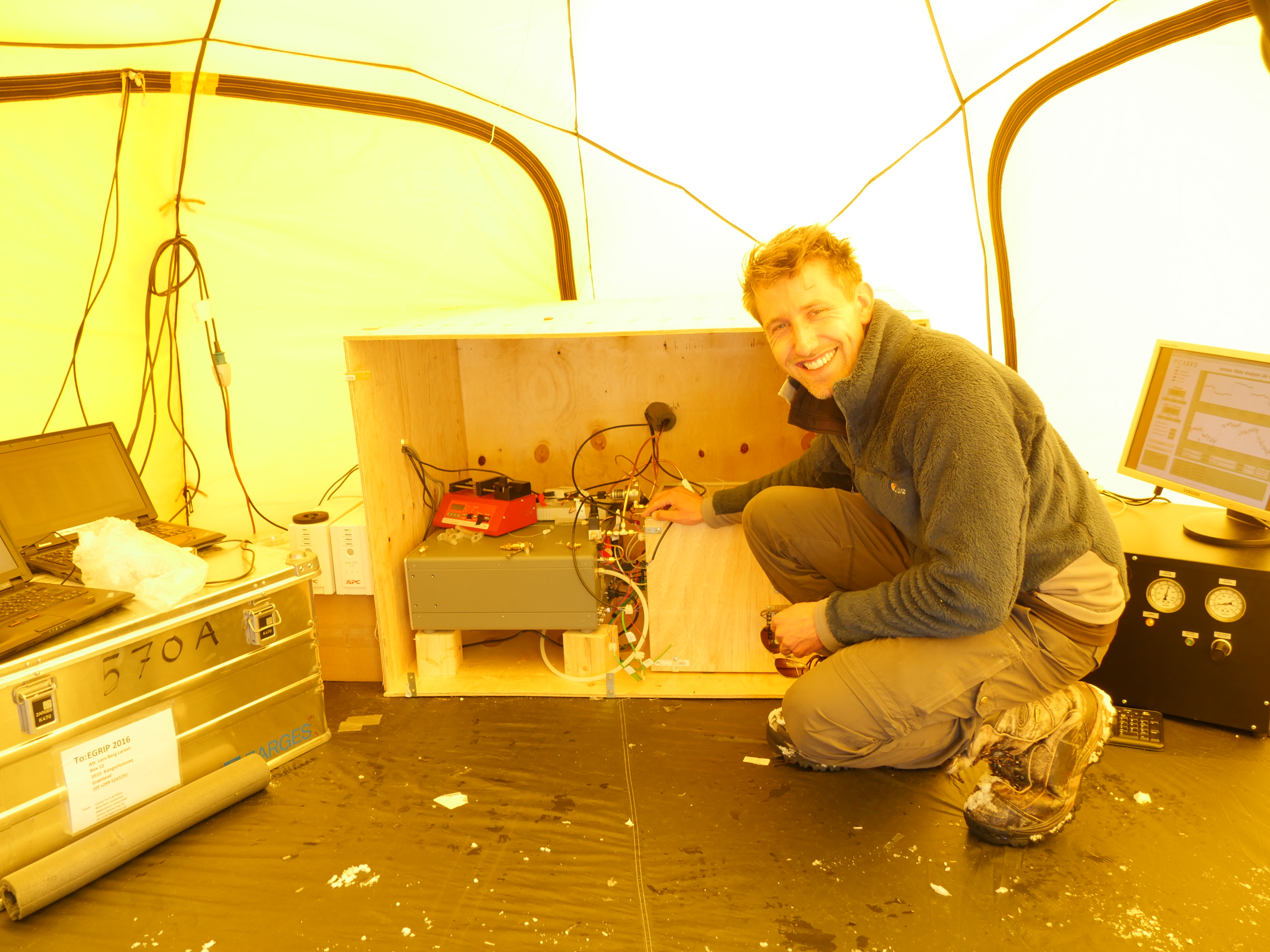 A view inside the vapour-tent. The gray box is the a Picarro laser-absorption cavity-ring-down spectrometre for isotope measurements